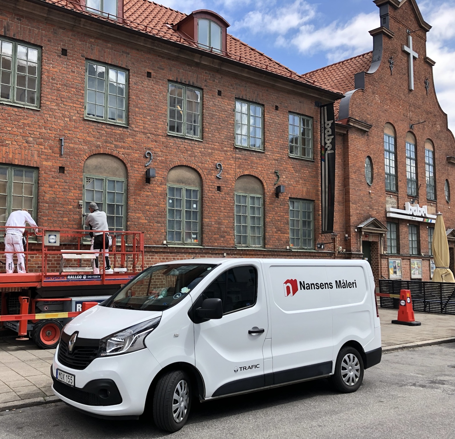 Nansens Måleris servicebil parkerad utanför Babel i Malmö inför ett måleriuppdrag